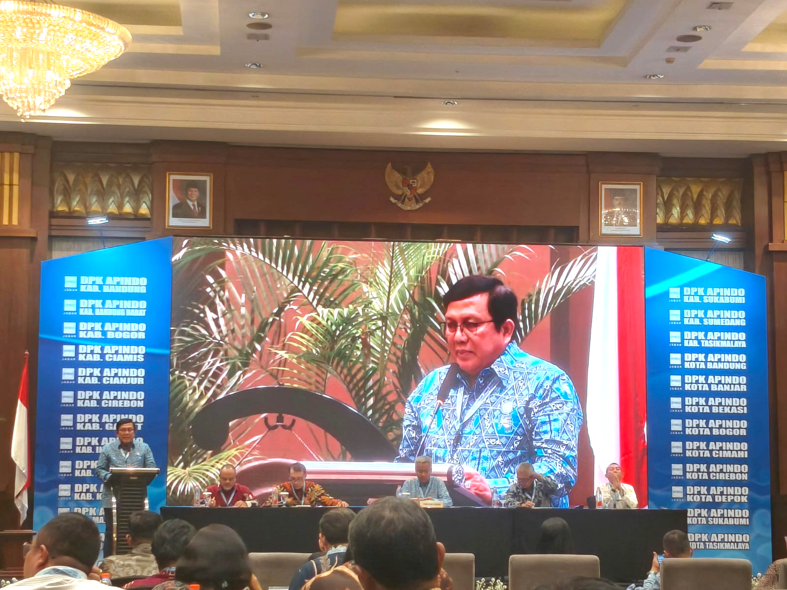 Menyampaikan Tanggapan dan masukan pada Sidang Bidang Program Umum Organisasi, Kabupaten Bogor sebagai Sekretaris dan Kota Bekasi Sebagai Ketua Pada Sidang komisi MUSPROV Ke-10 DPP APINDO Provinsi Jawa Barat.